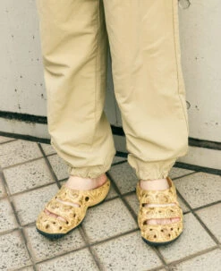 Keen Men's Yogui Arts Clog X THC | Caffe Latte Paisley -Keens Boots Store MYoguiArtsLifestylePDPSingleRight